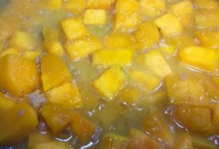 翻炒至南瓜表皮变色吸满了油汁，往锅里倒入淹没南瓜一半的水