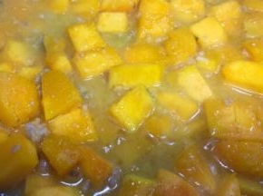 翻炒至南瓜表皮变色吸满了油汁，往锅里倒入淹没南瓜一半的水