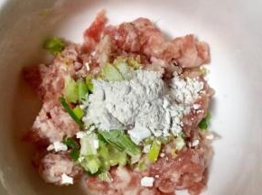 肉沫放入老姜末放入葱白，放入少许盐和淀粉加10ml清水搅拌至顺滑