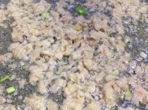 热锅倒入葵花油，油温六成热时倒入肉沫，把肉沫炒香炒变色