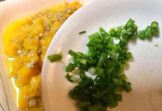 汤汁快收干倒入葱花盛盘