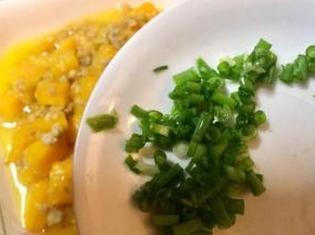 汤汁快收干倒入葱花盛盘