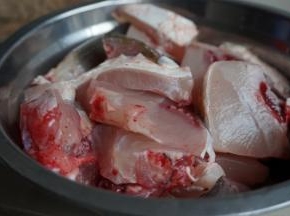 因为焖的时间长，所以最好选耐焖的鱼肉，脆肉鲩是首选，洗干净沥干水分