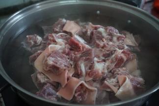 烧开一锅水，将羊肉放进去