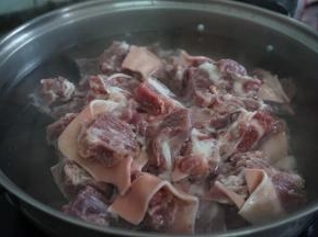 烧开一锅水，将羊肉放进去