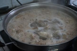 煮开，焯水后的羊肉，可以去除浮沫