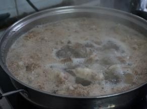 煮开，焯水后的羊肉，可以去除浮沫