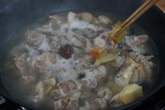 加入草果、当归和腐乳