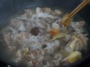 加入草果、当归和腐乳