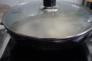 盖上锅盖，焖煮1个小时