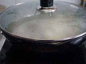 盖上锅盖，焖煮1个小时