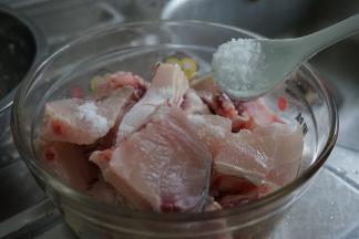 脆肉鲩加适量盐腌半小时以上