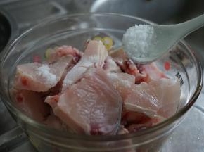 脆肉鲩加适量盐腌半小时以上