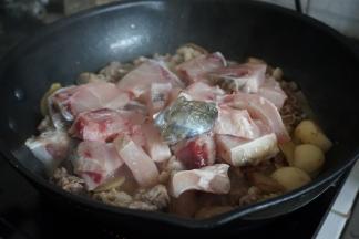 把腌过的鱼肉放进羊肉里