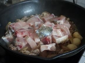 把腌过的鱼肉放进羊肉里