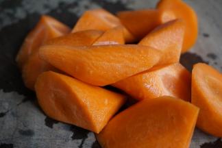 胡萝卜去皮切块状