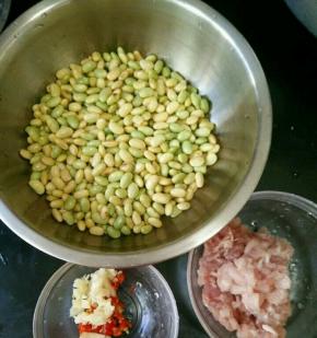 新鲜毛豆剥好，猪肉剁碎。