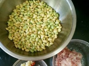 新鲜毛豆剥好，猪肉剁碎。