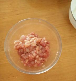 放入料酒和生抽腌好。