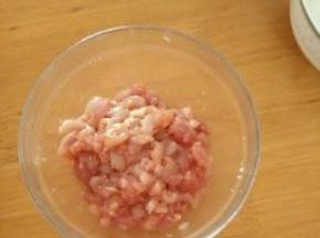 放入料酒和生抽腌好。