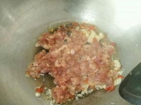 下猪肉快速翻炒。