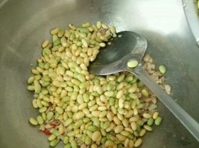 猪肉变色后加入毛豆。