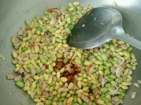 翻炒均匀后加入适量耗油和盐，继续翻炒。