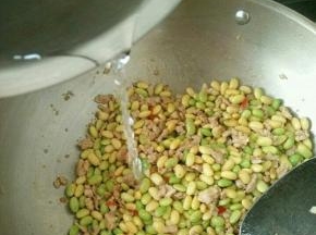 然后加入适量开水，盖盖子焖十分钟出锅。