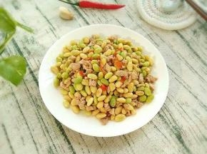 新鲜的毛豆还有点甜味呢！