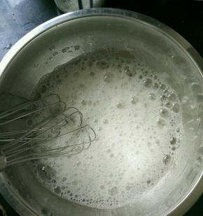 蛋白糊加入几滴醋，打到粗泡加三分之一白糖。