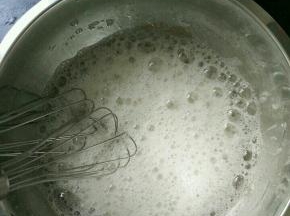 蛋白糊加入几滴醋，打到粗泡加三分之一白糖。