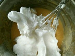 取三分之一蛋白糊放到蛋黄糊里，翻拌均匀。