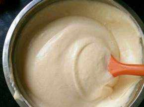 再倒回蛋白糊里，翻拌至顺滑。同时烤箱预热。