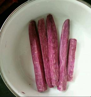 紫薯去皮切成条，上锅蒸熟凉凉。