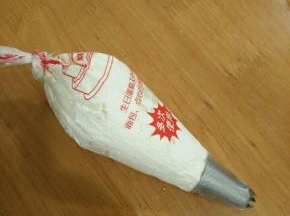 剩下的奶油装到裱花袋。