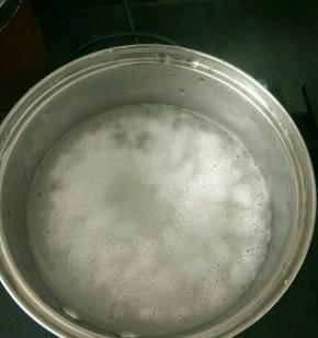 大米洗干净加入足够的水，慢火熬成粥。