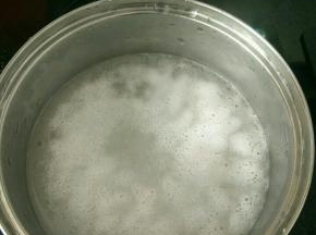 大米洗干净加入足够的水，慢火熬成粥。