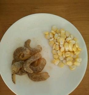 虾全壳、虾线及虾肠，用几滴酱油和料酒以及姜片腌好。玉米剥成粒。