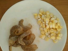 虾全壳、虾线及虾肠，用几滴酱油和料酒以及姜片腌好。玉米剥成粒。