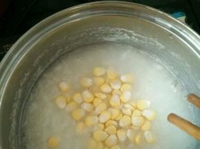 粥熬好，加入玉米粒煮几分钟。(玉米很容易熟，不需要煮太久)