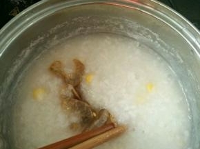 放入虾仁，变色后关火，趁热滴几滴香油，再放点盐调味。