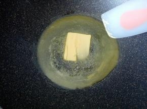 电磁炉开小火，把黄油放入不粘锅中小火融化