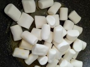 加入棉花糖不断翻炒