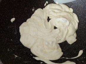 不停搅拌直至棉花糖融化