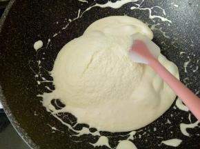 加入奶粉搅拌均匀（喜欢口感硬点的可以将棉花糖多炒几十秒再加奶粉，喜欢软软的口感的话融化后就可以加入奶粉了）