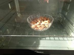 坚果放烤箱开80度进行保温，这样在最后搅拌坚果的时候可以很好的融入棉花糖中