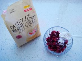 蔓越莓切碎粒，加入约5克金龙鱼低筋小麦粉（分量内）