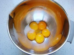 80克的白砂糖分出10克加入蛋黄里，加入盐。