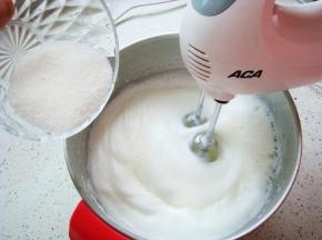 用电动打蛋器高速打发蛋白，打到鱼泡泡状加入一小部分白砂糖（白砂糖分三次加入）