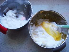 把打好的蛋白分一半倒入蛋黄糊糊里。呈“J”字形翻拌，不可划圈避免消泡。